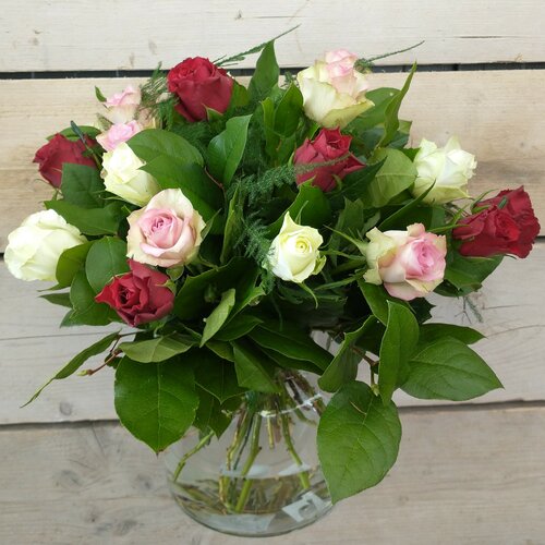 Gemengde rozen met groen valentijn (prijs per stuk)