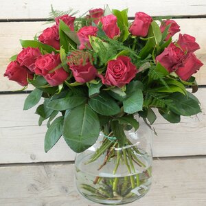 Rode rozen met groen moederdag (prijs per stuk)