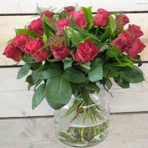 Rode rozen met groen (prijs per stuk)