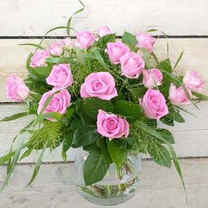 Roze rozen met groen moederdag (prijs per stuk)