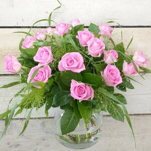 Roze rozen met groen valentijn (prijs per stuk)