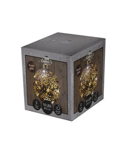 Verlichte glazen kerstbal met sterren 10 LED warm wit op 2 AAA-batterijen met timer ø 12 cm donkerbruin – goud