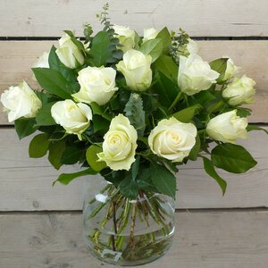 Witte rozen met groen (prijs per stuk)